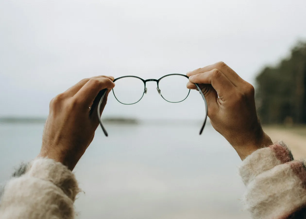 Confronto tra la visione nitida di una lente monofocale tradizionale e quella offerta dalla tecnologia ClearView di ZEISS, disponibile presso Ottica AP Film a Catanzaro Lido e Mesoraca.