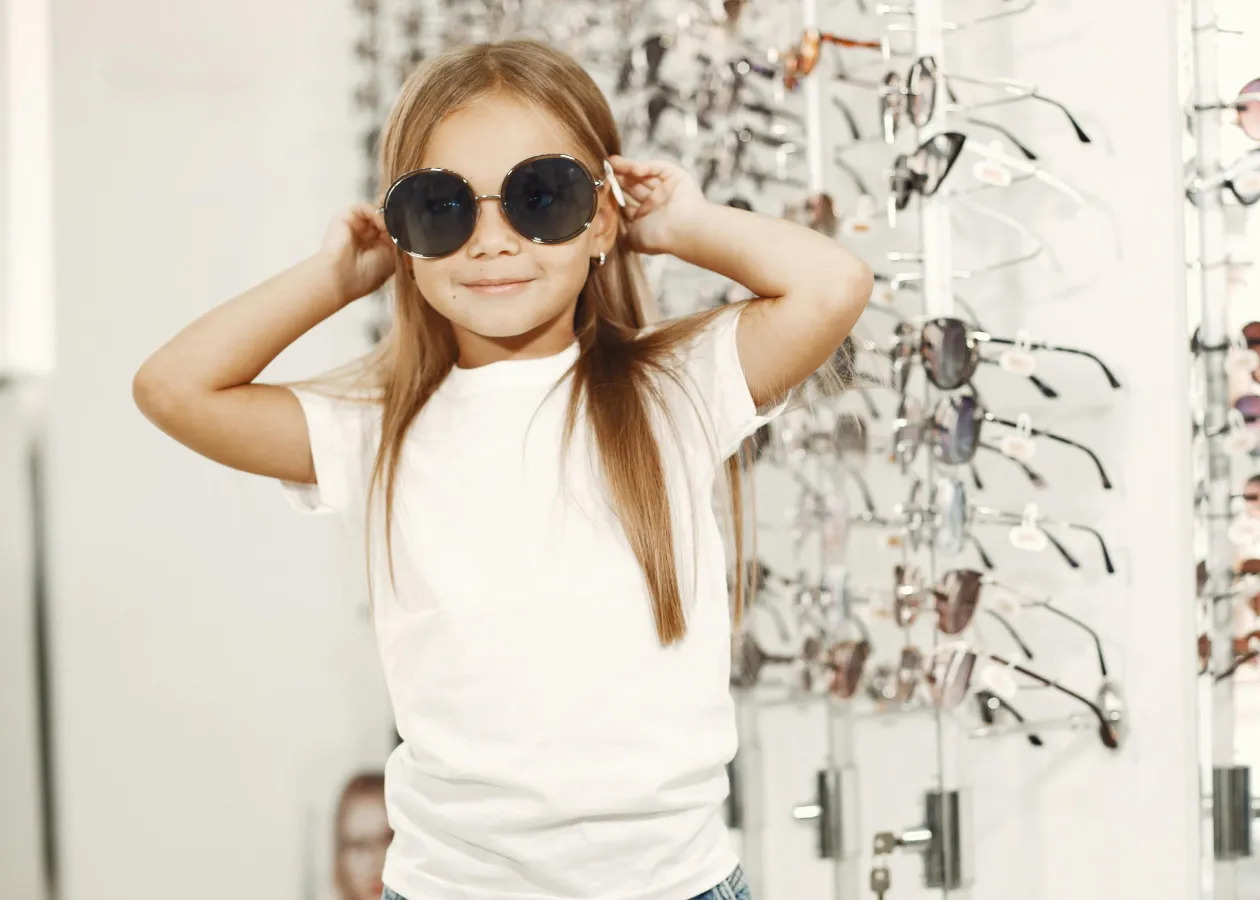 Bambino che indossa occhiali da sole con protezione UV 400 NM, selezionati presso il centro Ottica AP Film a Catanzaro Lido e Mesoraca per garantire la massima sicurezza visiva.
