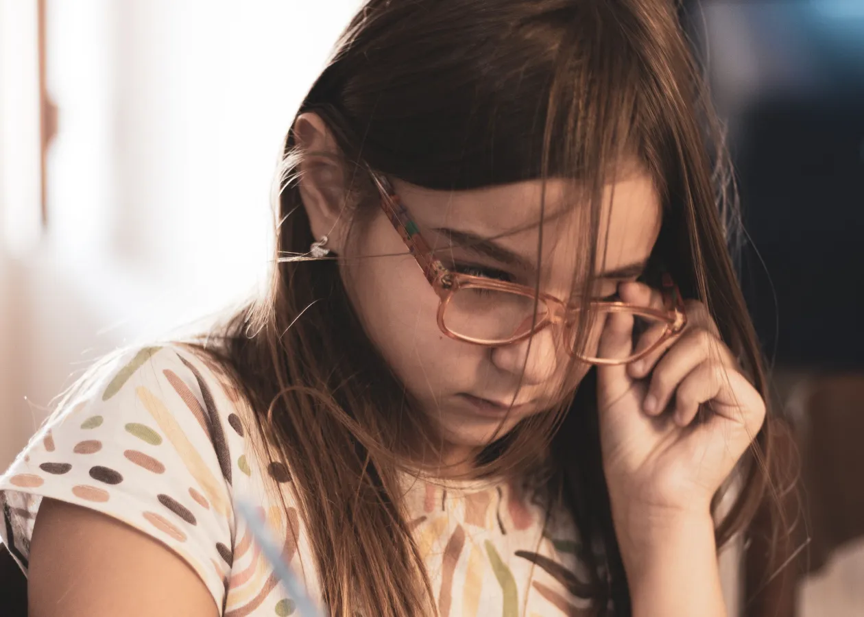 Studente che utilizza un dispositivo digitale per lo studio, con l'importanza di un controllo visivo prima del ritorno a scuola presso AP Film Ottica a Catanzaro Lido e Mesoraca.